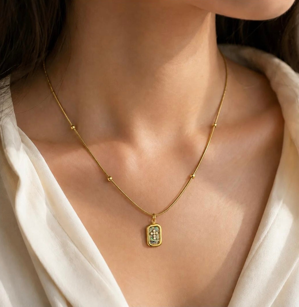 Minimalist Gold Pendant Necklace
